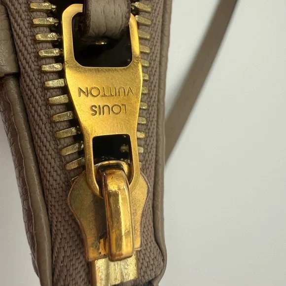 Louis Vuitton Easy Pouch on Strap in Turtle Dove - Picture 9 of 17